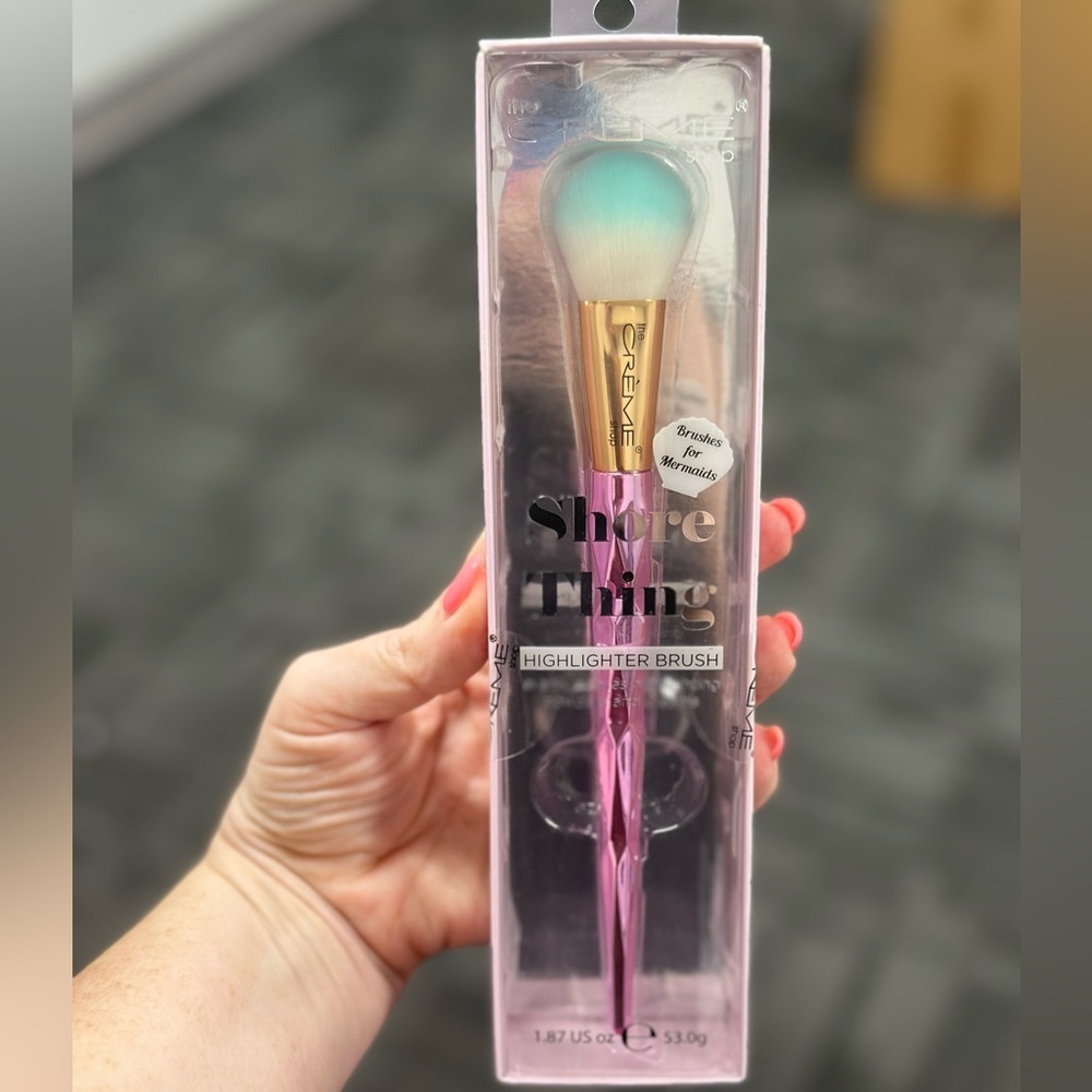 The Crème Shop “Shore Thing” Highlighter Brush – Mermaid Collection ✨🌊